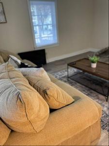 Stylish and Convenient with WiFi & Fenced yard