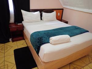 Sunset Junction Lodge & Tours