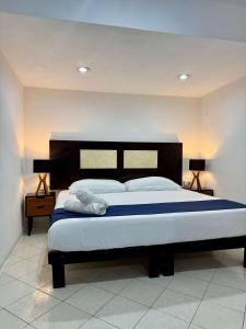 Sunlit Hideaway plus shared Pool for 6