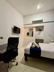 Sunlit Hideaway plus shared Pool for 6