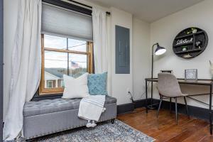 Walking distance to North River, Bwater College