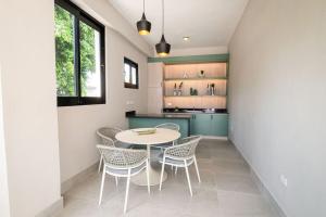 Views, pool and gym, 2 BR family friendly