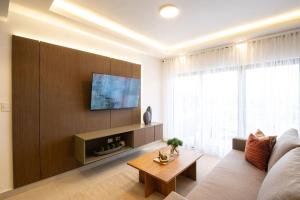 Views, pool and gym, 2 BR family friendly