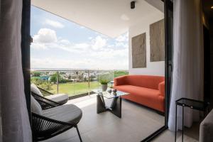 Views, pool and gym, 2 BR family friendly