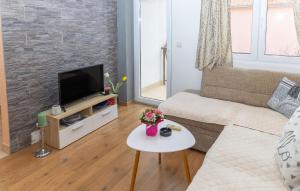 Nice Apartment In Makarska With Lake View