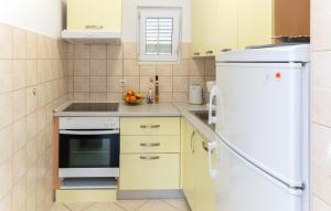 Nice Apartment In Makarska With Lake View