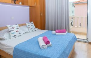 Nice Apartment In Makarska With Lake View