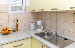 Nice Apartment In Makarska With Lake View