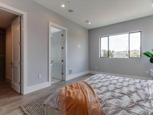 Luxury Modern 4 Bedroom 4 Bathroom Home with Rooftop Deck #5