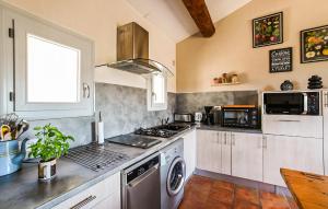 Maisons de vacances Amazing Home In St Andre De Roqueper : photos des chambres
