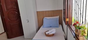 Casa com 2 quartos e 4 camas, banheiro exclusivo, cozinha e sala ampla