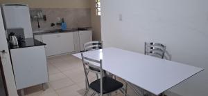 Casa com 2 quartos e 4 camas, banheiro exclusivo, cozinha e sala ampla