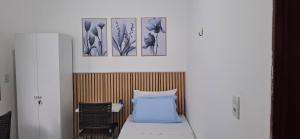 Casa com 2 quartos e 4 camas, banheiro exclusivo, cozinha e sala ampla