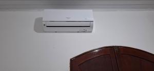 Casa com 2 quartos e 4 camas, banheiro exclusivo, cozinha e sala ampla