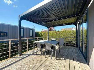 Maisons de vacances Mobil-home 4* Grand Confort, 200m plage, piscine, fitness, parking, menage inclus, Wi-Fi gratuit - FR-1-361A-75 : photos des chambres