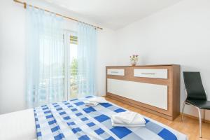 Apartments by the sea Tucepi, Makarska - 24643