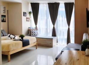 xxxCozy Family Retreat 8 mins walk from Venice Grand Canal Mall BGC fits 5 pax