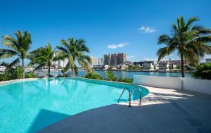 3BR Luxury Oceanfront Apt w Pool, Gym & Views!