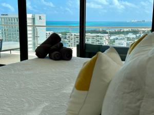 3BR Luxury Oceanfront Apt w Pool, Gym & Views!