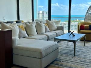 3BR Luxury Oceanfront Apt w Pool, Gym & Views!