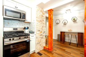 South Euclid 4BR Luxe Escape with Game room and BBQ