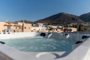 Grand House - Private Outdoor Jacuzzi - Sleeps 6