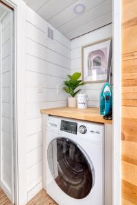 Stay Portland - The Tiny Saguaro - Walk to Local Shops & Eateries