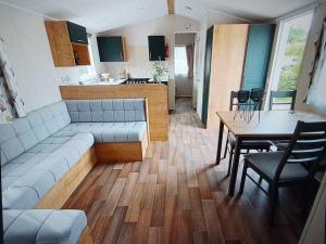 Chalet Meerwijck mit Terrasse am Wasser und Meer mit Schwimmbad