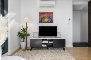 Sleek Southbank 2-Bed Apartment with Balcony Views