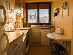 Vintage Pied-a-Terre - Eiffel Tower View