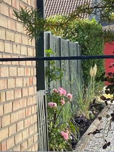 Stylish 3- bedroom Home with Garden & Terrace- Sleeps up to 6 guests