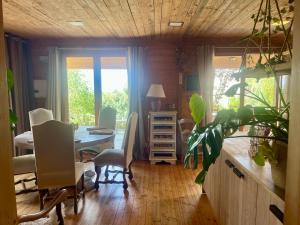 B&B / Chambres d'hotes Cottage atypique avec piscine & acces au lac 6 personnes : photos des chambres