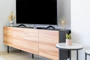 92P Bright 2BR Abnb-Style Near Westfield with View & Free Parking