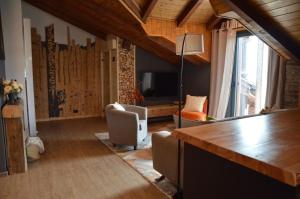 Mountain Suite with tub and view, Alpine design