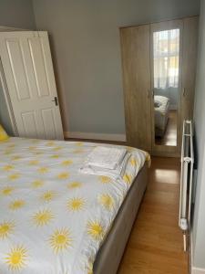 First floor 1 bed apartment with lounge and kitchen