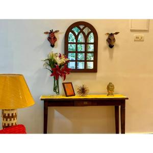 African Sojourn 1 bed 2 bath Spacious Prkg Dominos 2