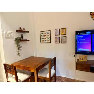 African Sojourn 1 bed 2 bath Spacious Prkg Dominos 2