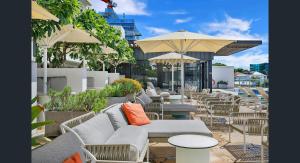 Bright CBD 2 bedroom resort-style escape