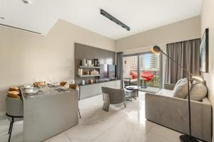 FIRST CLASS 2BR Pool View and near Dubai Mall