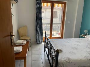 Central Charming Apartment in Paralia Ofriniou, 50m from the Beach, Free Parking, Wi-Fi, Pet-Friendly, AC