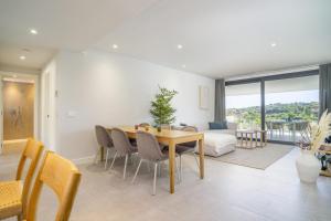 Soleado apartamento con jardín privado