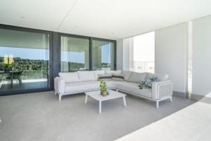 Soleado apartamento con jardín privado