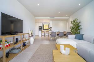 Soleado apartamento con jardín privado