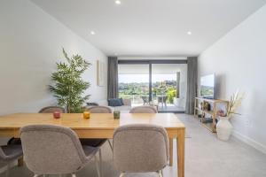 Soleado apartamento con jardín privado