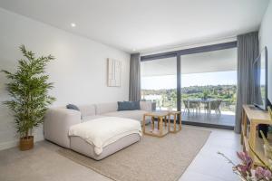 Soleado apartamento con jardín privado