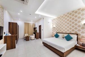T S Royal Grand Hotel