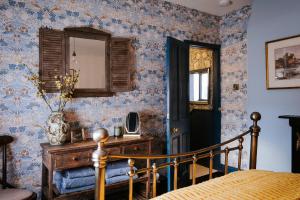 Brontes Rest - Detached Elegant Cottage in Historic Old Town with Garden