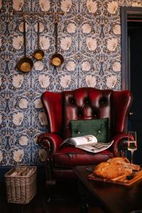 Brontes Rest - Detached Elegant Cottage in Historic Old Town with Garden