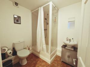 St Johns Road - Central & Quiet One Bedroom Flat - Walk to Sights