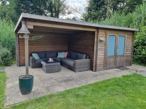 Vrijstaande woning met grote zonnige tuin met jacuzzi